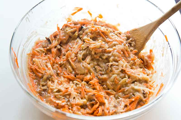 Вторая фотография к инструкции по приготовлению рецепта Яблочно-морковные кексы с глазурью из сливочного сыра
