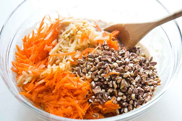 Первая фотография к инструкции по приготовлению рецепта Яблочно-морковные кексы с глазурью из сливочного сыра