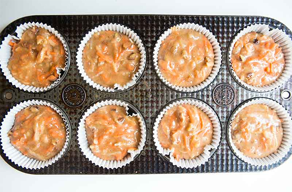 Третья фотография к инструкции по приготовлению рецепта Яблочно-морковные кексы с глазурью из сливочного сыра