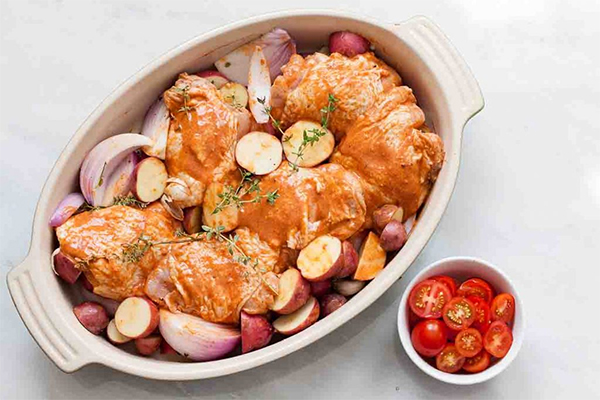 Вторая фотография к инструкции по приготовлению рецепта Куриные ножки в паприке, запеченные с картофелем и помидорами