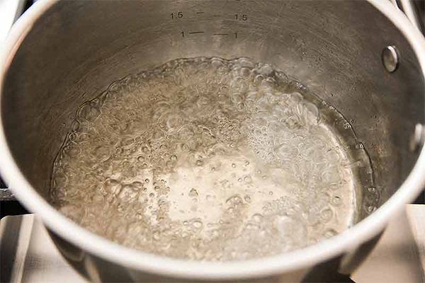 Доводит до кипения за 20 минут. Перемешивание кипящей воды. Как происходит кипение при варке. Доведите всю массу сиропа до кипения, чтобы весь сахар растворился. Не растворяется сахар на сковороде.