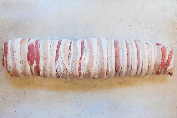 Шестая фотография к инструкции по приготовлению рецепта Фаршированный рулет из свинины в беконе