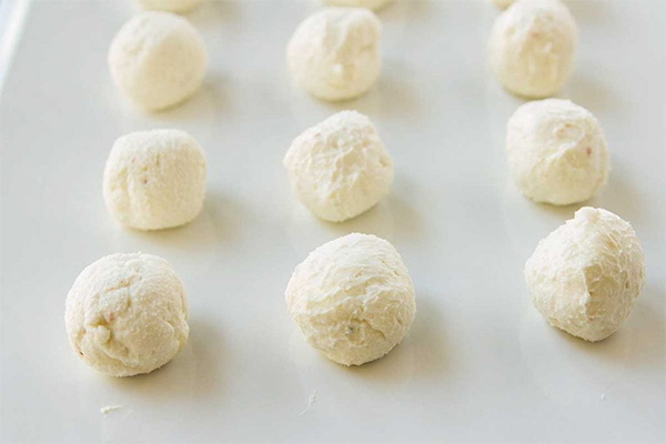 Четвертая фотография к инструкции по приготовлению рецепта Сырные шарики в орехово-беконной панировке