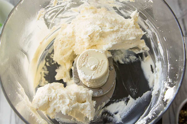 Первая фотография к инструкции по приготовлению рецепта Сырные шарики в орехово-беконной панировке