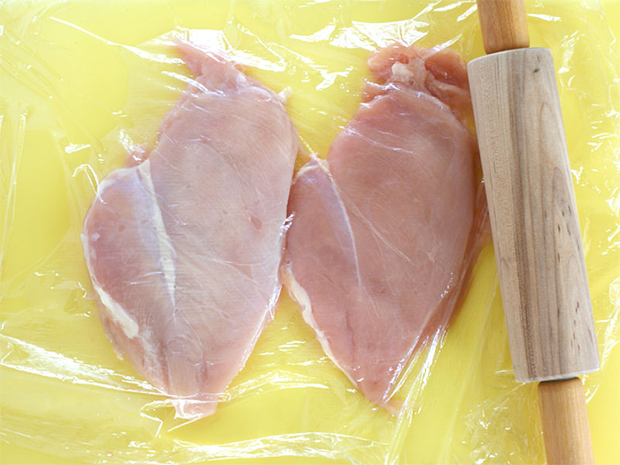 Вторая фотография к инструкции по приготовлению рецепта Запеченная куриная грудка с помидорами и артишоками