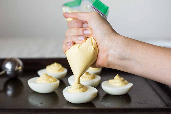 Четвертая фотография к инструкции по приготовлению рецепта Яйца, фаршированные сметанно-чесночной начинкой с беконом