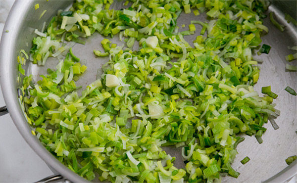 Вторая фотография к инструкции по приготовлению рецепта Паста с шампиньонами и луком-пореем в сливочном соусе