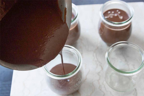 Вторая фотография к инструкции по приготовлению рецепта Шоколадный пудинг со взбитыми сливками