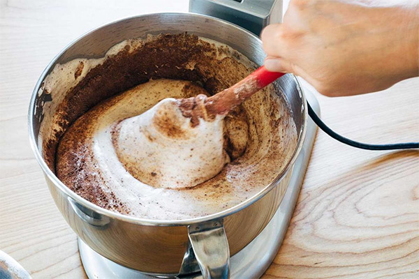 Пятая фотография к инструкции по приготовлению рецепта Рулет со взбитыми мятными сливками в шоколадной глазури