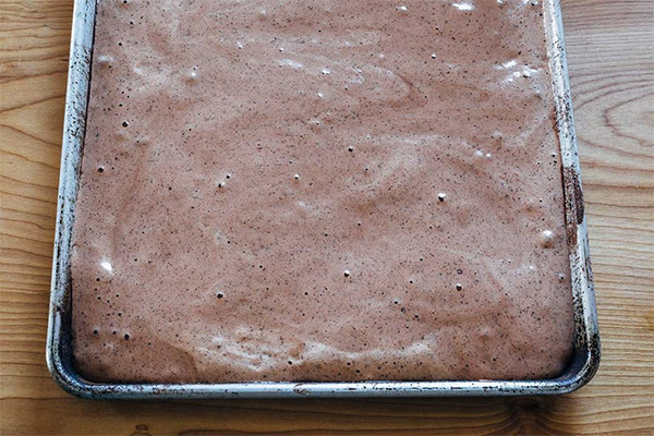 Шестая фотография к инструкции по приготовлению рецепта Рулет со взбитыми мятными сливками в шоколадной глазури