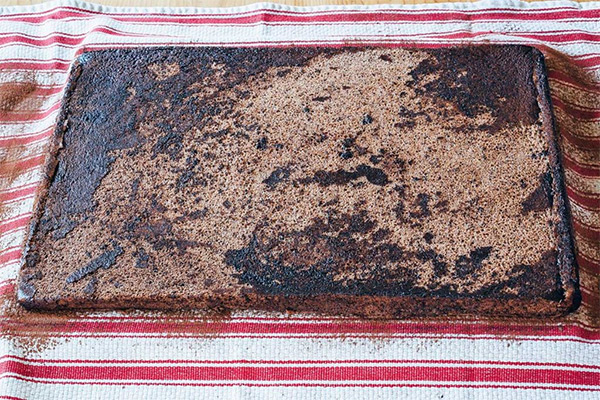 Седьмая фотография к инструкции по приготовлению рецепта Рулет со взбитыми мятными сливками в шоколадной глазури