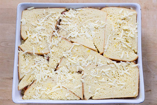 Четвертая фотография к инструкции по приготовлению рецепта Запеканка с ветчиной, сыром, помидорами и белым хлебом
