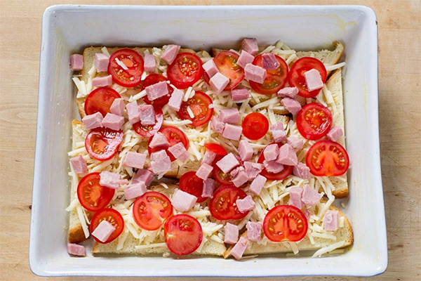 Третья фотография к инструкции по приготовлению рецепта Запеканка с ветчиной, сыром, помидорами и белым хлебом