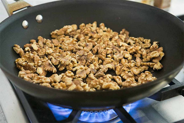 Третья фотография к инструкции по приготовлению рецепта Фесенджан - куриное филе в орехово-гранатовом соусе
