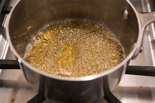 Первая фотография к инструкции по приготовлению рецепта Запеченный сыр Бри в медовой глазури с фундуком