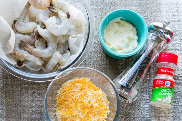 Первая фотография к инструкции по приготовлению рецепта Сырные креветки под чесночным соусом