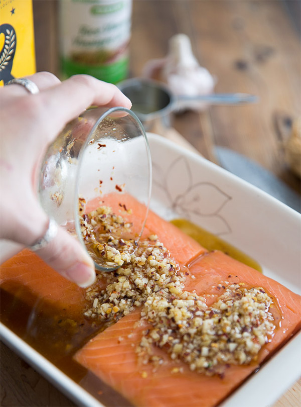 Вторая фотография к инструкции по приготовлению рецепта Жареный лосось под имбирно-чесночным соусом