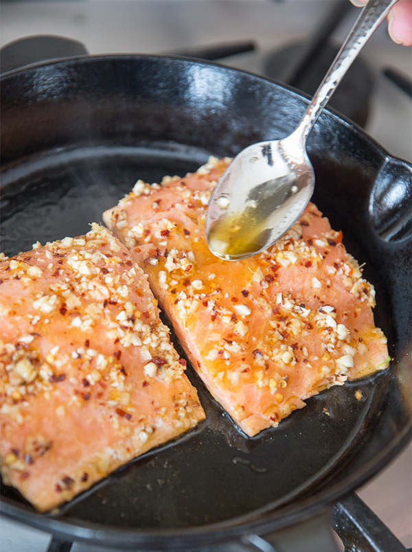 Четвертая фотография к инструкции по приготовлению рецепта Жареный лосось под имбирно-чесночным соусом