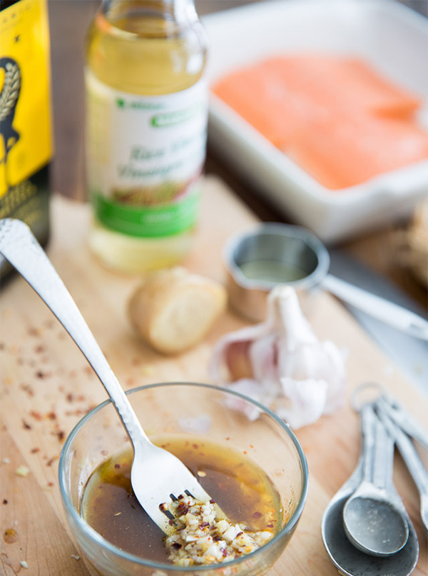 Первая фотография к инструкции по приготовлению рецепта Жареный лосось под имбирно-чесночным соусом