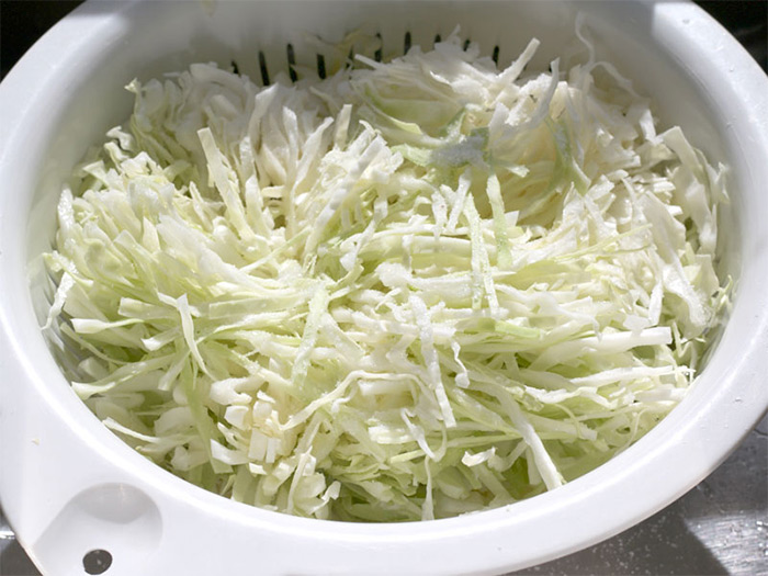 Первая фотография к инструкции по приготовлению рецепта Куриный салат с капустой, миндалем и клюквой