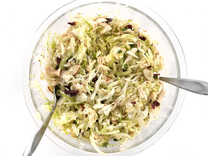 Пятая фотография к инструкции по приготовлению рецепта Куриный салат с капустой, миндалем и клюквой