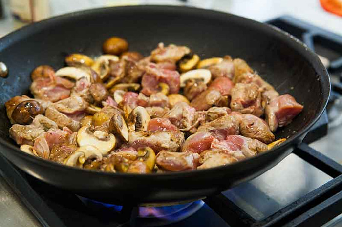 Вторая фотография к инструкции по приготовлению рецепта Рагу из индейки с шампиньонами, болгарским перцем и томатами