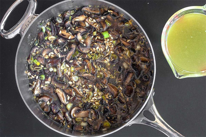 Вторая фотография к инструкции по приготовлению рецепта Суп из перловки с грибами и шпинатом