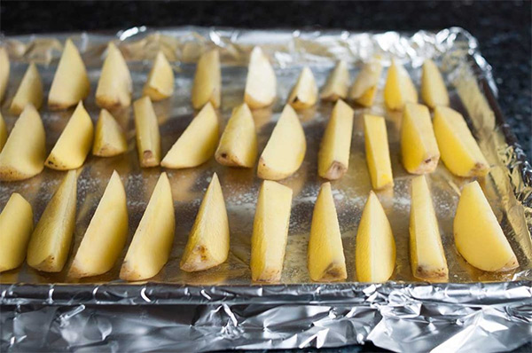 Первая фотография к инструкции по приготовлению рецепта Запеченная треска в панировке с дольками картофеля