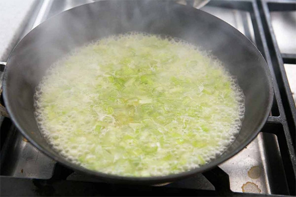 Шестая фотография к инструкции по приготовлению рецепта Сливочный крем-суп из сельдерея