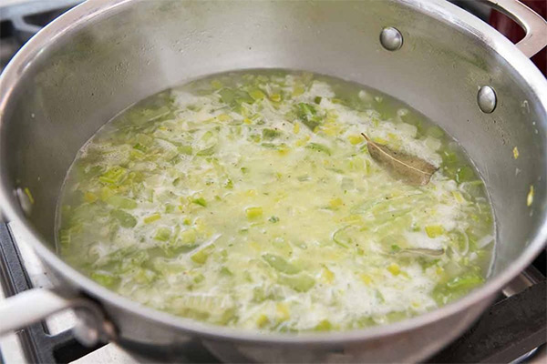 Третья фотография к инструкции по приготовлению рецепта Сливочный крем-суп из сельдерея