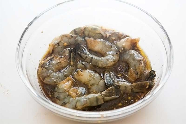 Вторая фотография к инструкции по приготовлению рецепта Жареные креветки в имбирно-кунжутном соусе