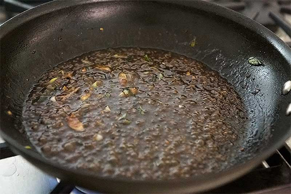 Шестая фотография к инструкции по приготовлению рецепта Жареные креветки в имбирно-кунжутном соусе