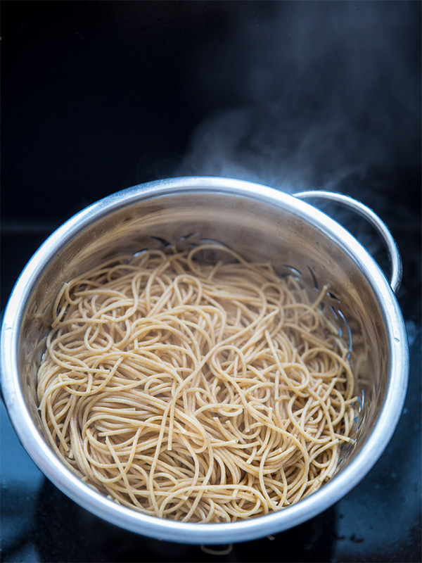 Первая фотография к инструкции по приготовлению рецепта Спагетти с креветками и козьим сыром