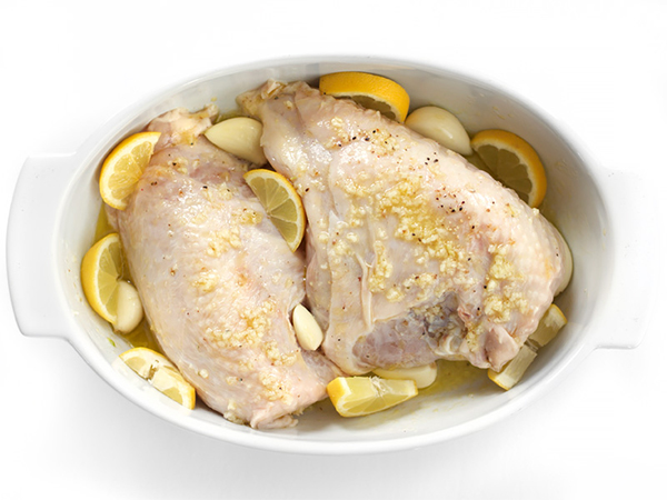 Третья фотография к инструкции по приготовлению рецепта Запеченные куриные грудки в лимонно-чесночном соусе