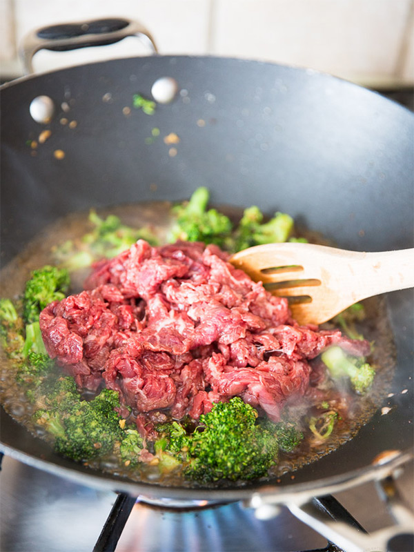 Пятая фотография к инструкции по приготовлению рецепта Тушеная говядина с брокколи