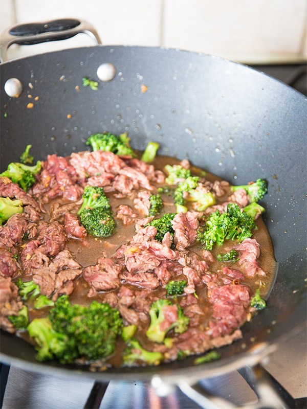 Шестая фотография к инструкции по приготовлению рецепта Тушеная говядина с брокколи