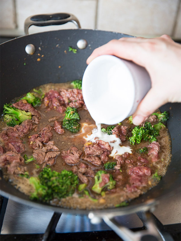 Седьмая фотография к инструкции по приготовлению рецепта Тушеная говядина с брокколи
