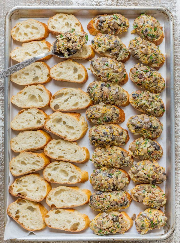 Седьмая фотография к инструкции по приготовлению рецепта Горячие бутерброды с шампиньонами и беконом