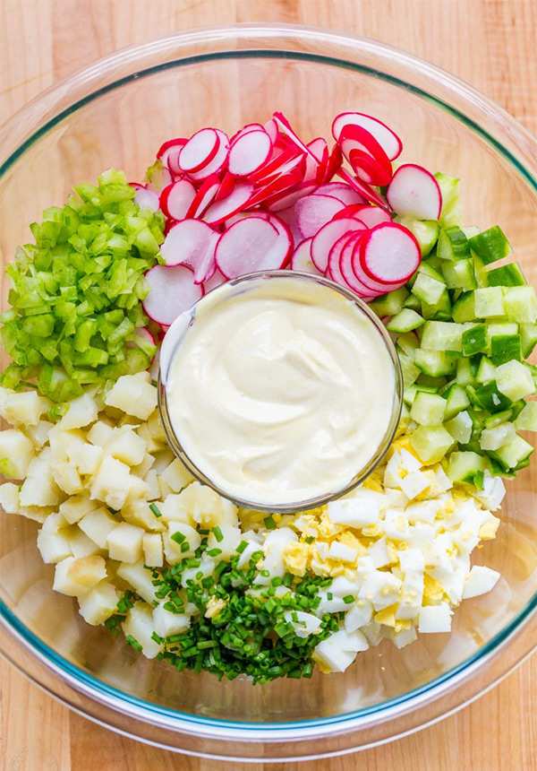 Третья фотография к инструкции по приготовлению рецепта Картофельный салат с яйцами и овощами