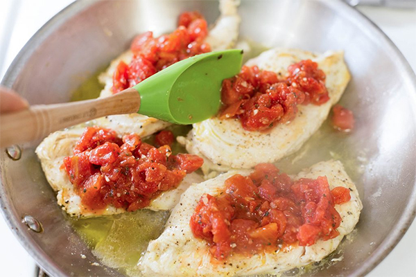 Четвертая фотография к инструкции по приготовлению рецепта Куриные грудки под сырно-томатным соусом