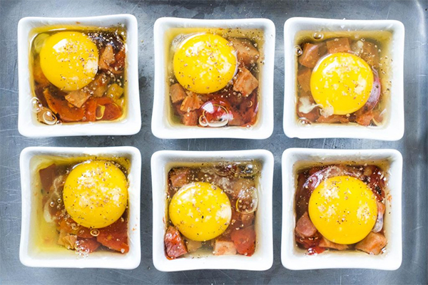 Вторая фотография к инструкции по приготовлению рецепта Куриные яйца, запеченные с беконом и томатами