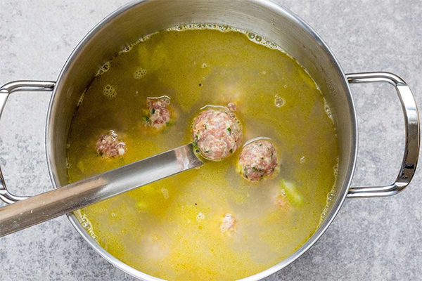 Четвертая фотография к инструкции по приготовлению рецепта Суп с фрикадельками и шпинатом