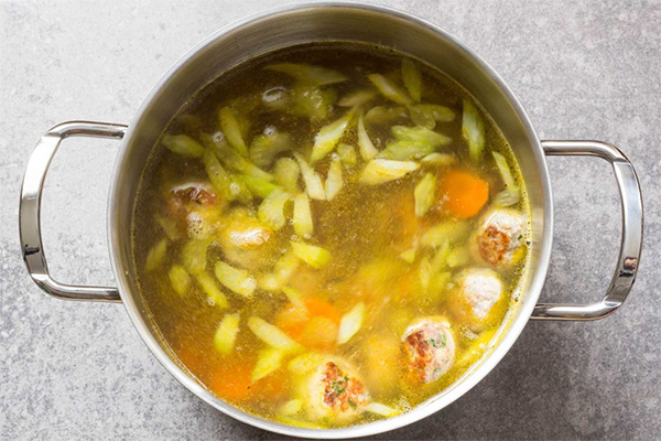 Третья фотография к инструкции по приготовлению рецепта Суп с фрикадельками и шпинатом