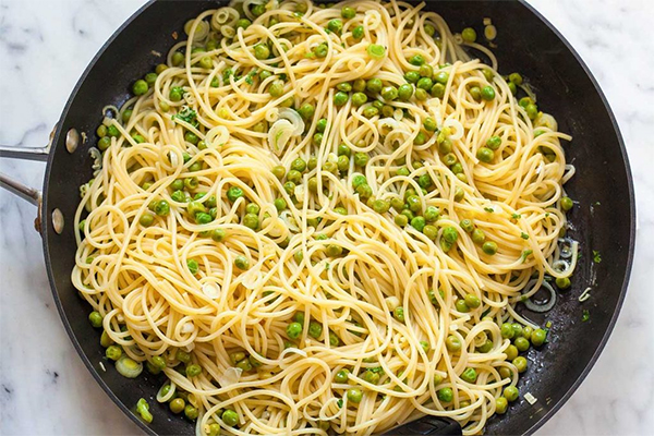 Третья фотография к инструкции по приготовлению рецепта Спагетти с рикоттой и зеленым горошком