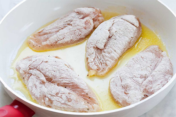 Третья фотография к инструкции по приготовлению рецепта Куриные грудки в горчично-сливочном соусе