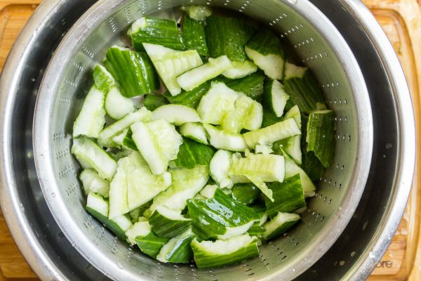 Третья фотография к инструкции по приготовлению рецепта Куриный салат с огурцами