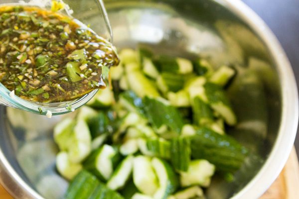 Шестая фотография к инструкции по приготовлению рецепта Куриный салат с огурцами