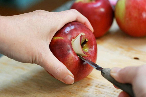 Первая фотография к инструкции по приготовлению рецепта Запеченные яблоки с изюмом и орехами пекан