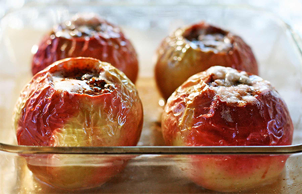 Шестая фотография к инструкции по приготовлению рецепта Запеченные яблоки с изюмом и орехами пекан