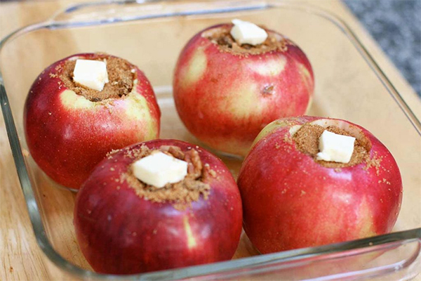 Пятая фотография к инструкции по приготовлению рецепта Запеченные яблоки с изюмом и орехами пекан